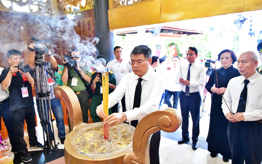 Trang nghi&ecirc;m lễ viếng, truy điệu v&agrave; an t&aacute;ng 731 h&agrave;i cốt liệt sĩ được t&igrave;m kiếm, quy tập tại C&ocirc;ng vi&ecirc;n L&ecirc; Thị Ri&ecirc;ng - Ảnh 2.