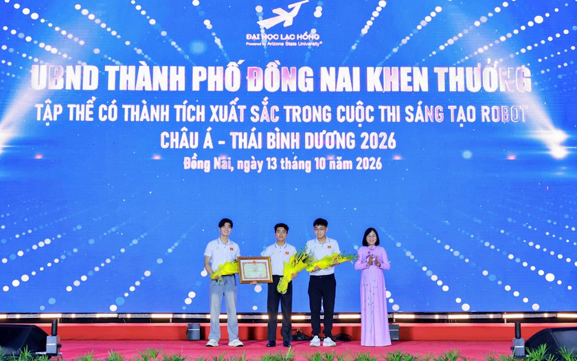 30 t&acirc;n sinh vi&ecirc;n Trường Đại học Lạc Hồng được vinh danh, trao học bổng 100% học ph&iacute; - Ảnh 1.