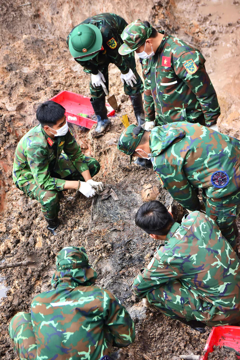 Quy tập th&ecirc;m 8 h&agrave;i cốt liệt sĩ c&ugrave;ng 3 bộ di vật k&egrave;m theo tại C&ocirc;ng vi&ecirc;n L&ecirc; Thị Ri&ecirc;ng - Ảnh 2.