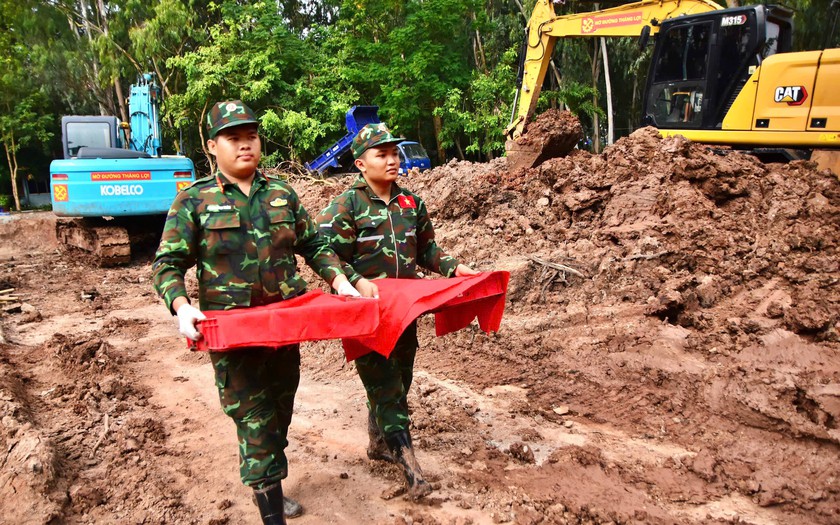 Quy tập th&ecirc;m 8 h&agrave;i cốt liệt sĩ c&ugrave;ng 3 bộ di vật k&egrave;m theo tại C&ocirc;ng vi&ecirc;n L&ecirc; Thị Ri&ecirc;ng - Ảnh 1.