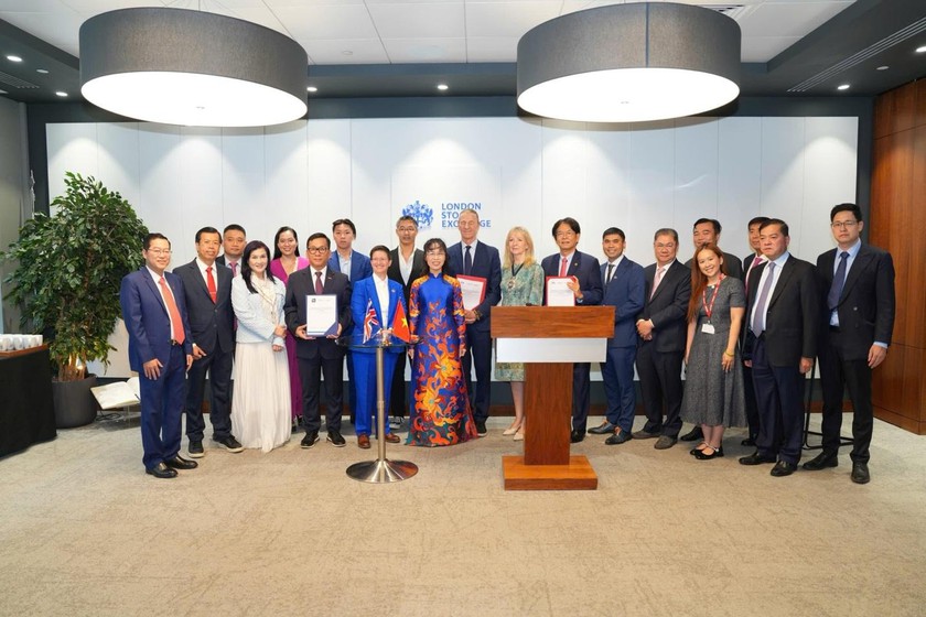 Tiến sĩ Nguyễn Thị Phương Thảo bấm n&uacute;t khai phi&ecirc;n S&agrave;n giao dịch Chứng kho&aacute;n Lu&acirc;n Đ&ocirc;n thị trường bật tăng điểm - Ảnh 6.