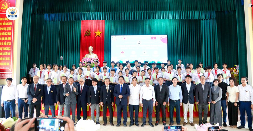 Trao học bổng Nghi&ecirc;m Vũ Đằng nối d&agrave;i truyền thống hiếu học - Ảnh 8.