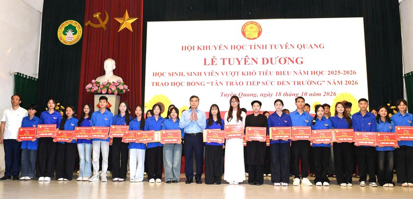 Hội Khuyến học Tuy&ecirc;n Quang tuy&ecirc;n dương, trao học bổng T&acirc;n Tr&agrave;o tiếp sức đến trường cho 110 em học sinh, sinh vi&ecirc;n vượt kh&oacute; - Ảnh 2.