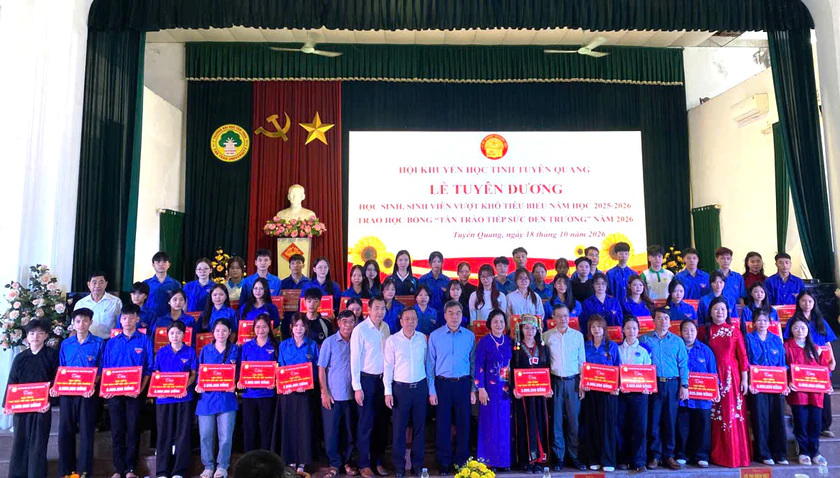 Hội Khuyến học Tuy&ecirc;n Quang tuy&ecirc;n dương, trao học bổng T&acirc;n Tr&agrave;o tiếp sức đến trường cho 110 em học sinh, sinh vi&ecirc;n vượt kh&oacute; - Ảnh 4.