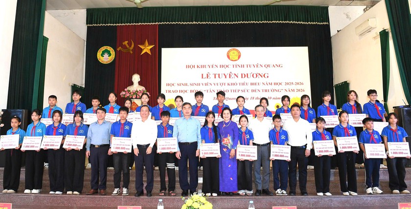 Hội Khuyến học Tuy&ecirc;n Quang tuy&ecirc;n dương, trao học bổng T&acirc;n Tr&agrave;o tiếp sức đến trường cho 110 em học sinh, sinh vi&ecirc;n vượt kh&oacute; - Ảnh 1.