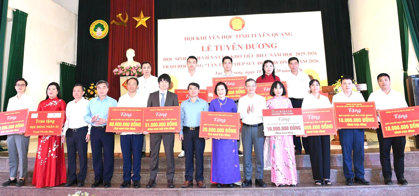 Hội Khuyến học Tuy&ecirc;n Quang tuy&ecirc;n dương, trao học bổng T&acirc;n Tr&agrave;o tiếp sức đến trường cho 110 em học sinh, sinh vi&ecirc;n vượt kh&oacute; - Ảnh 3.