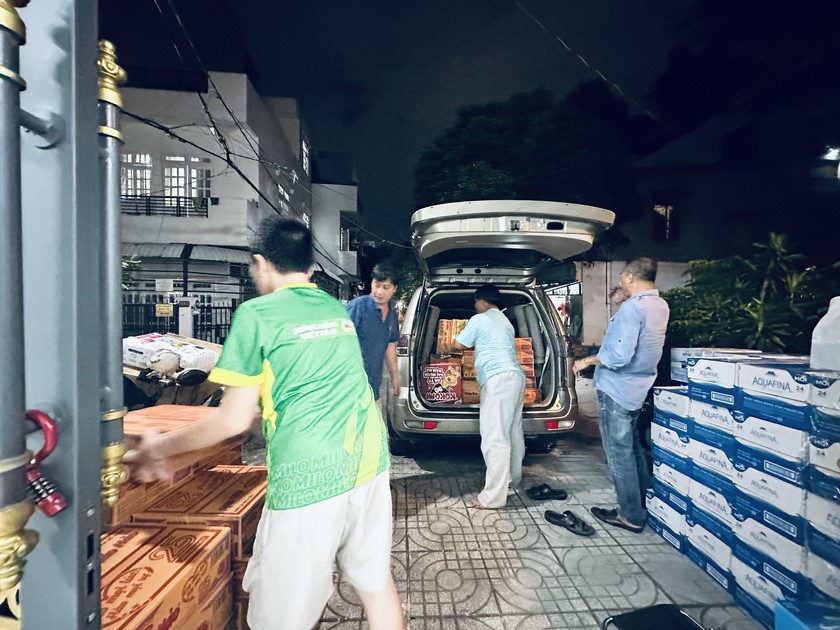 D&agrave;nh một phần tiền cho y&ecirc;u thương - Ảnh 4.