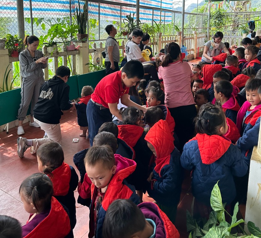D&agrave;nh một phần tiền cho y&ecirc;u thương - Ảnh 3.