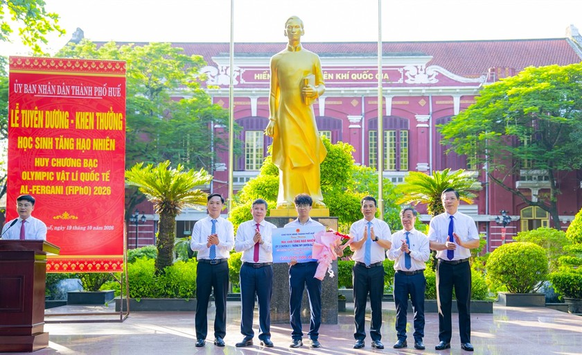 Huế thưởng 150 triệu đồng cho nam sinh đoạt huy chương bạc Olympic Vật l&yacute; quốc tế Al-Fergani  - Ảnh 1.