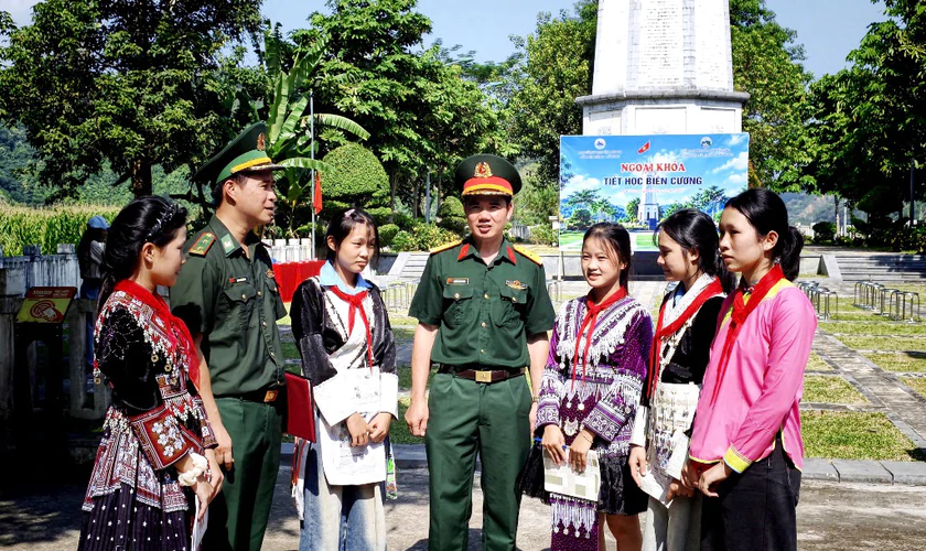 Chương trình “Cột mốc biên cương - Mái trường liên cấp” ở Lào Cai - Ảnh 4.