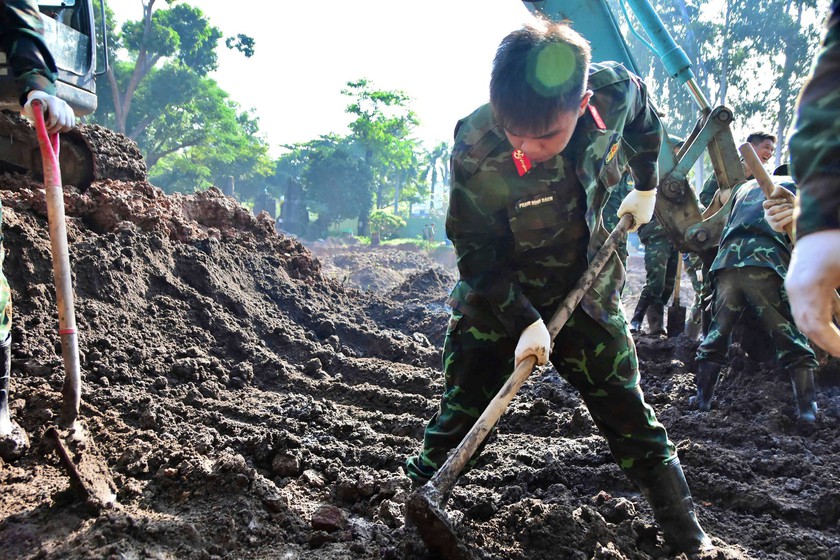 Sau hơn 3 th&aacute;ng, t&igrave;m thấy 701 bộ h&agrave;i cốt liệt sĩ tại c&ocirc;ng vi&ecirc;n L&ecirc; Thị Ri&ecirc;ng - Ảnh 1.