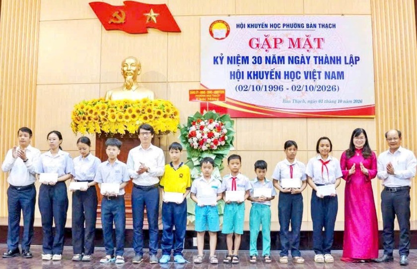 L&atilde;nh đạo th&agrave;nh phố Đ&agrave; Nẵng thăm, ch&uacute;c mừng Hội Khuyến học th&agrave;nh phố nh&acirc;n Ng&agrave;y Khuyến học Việt Nam - Ảnh 6.