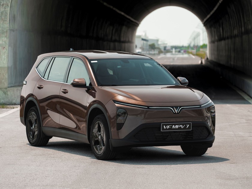 VF MPV 7 hưởng ưu đ&atilde;i 9%: Gia đ&igrave;nh đ&ocirc;ng người th&ecirc;m l&yacute; do &ldquo;chốt&rdquo; xe - Ảnh 1.