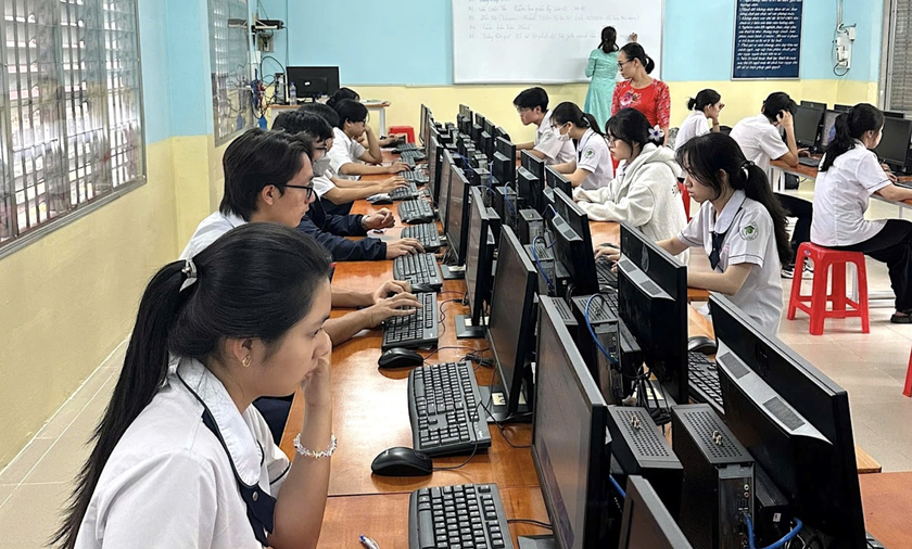 Các trường trung học cơ sở và trung học phổ thông được phép tổ chức kiểm tra định kì trên máy tính - Ảnh 1.