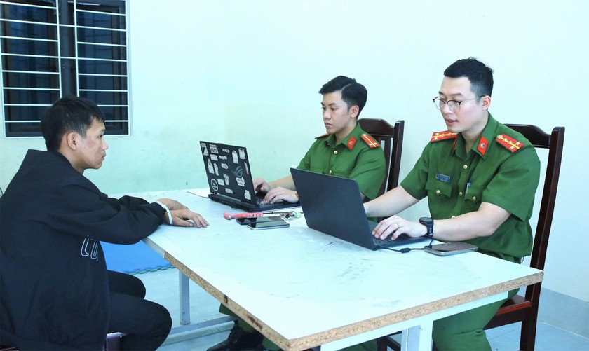 Lời khai 3 đối tượng đập 10 vỡ kính 10 ô tô - Ảnh 1.