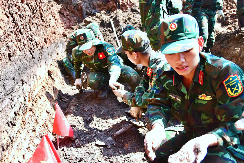 Quy tập th&ecirc;m 11 h&agrave;i cốt liệt sĩ k&egrave;m 2 bộ di vật tại C&ocirc;ng vi&ecirc;n L&ecirc; Thị Ri&ecirc;ng - Ảnh 1.