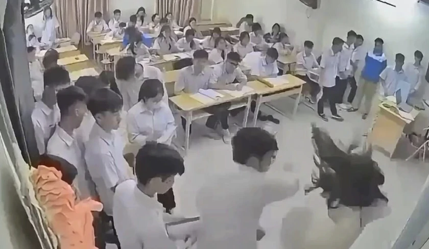 Sở Giáo dục và Đào tạo Hà Nội thông tin vụ nam sinh hành hung giáo viên - Ảnh 1.