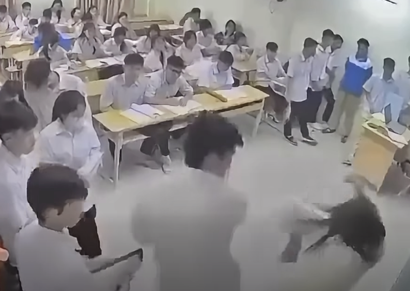 Hà Nội: Đã bắt khẩn cấp nam sinh lao vào hành hung cô giáo ngay trên bục giảng - Ảnh 1.