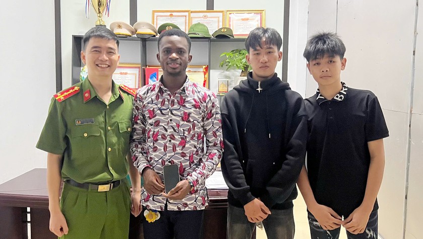 Tìm lại chiếc điện thoại iPhone cho thầy giáo người Ghana đánh rơi - Ảnh 1.