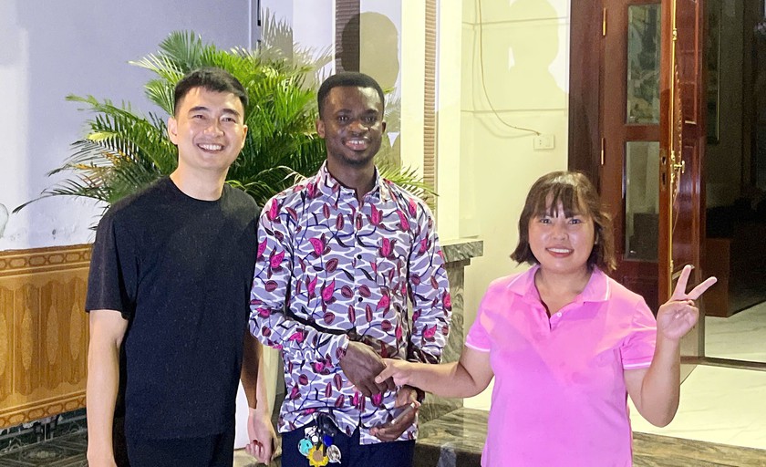 Tìm lại chiếc điện thoại iPhone cho thầy giáo người Ghana đánh rơi - Ảnh 2.