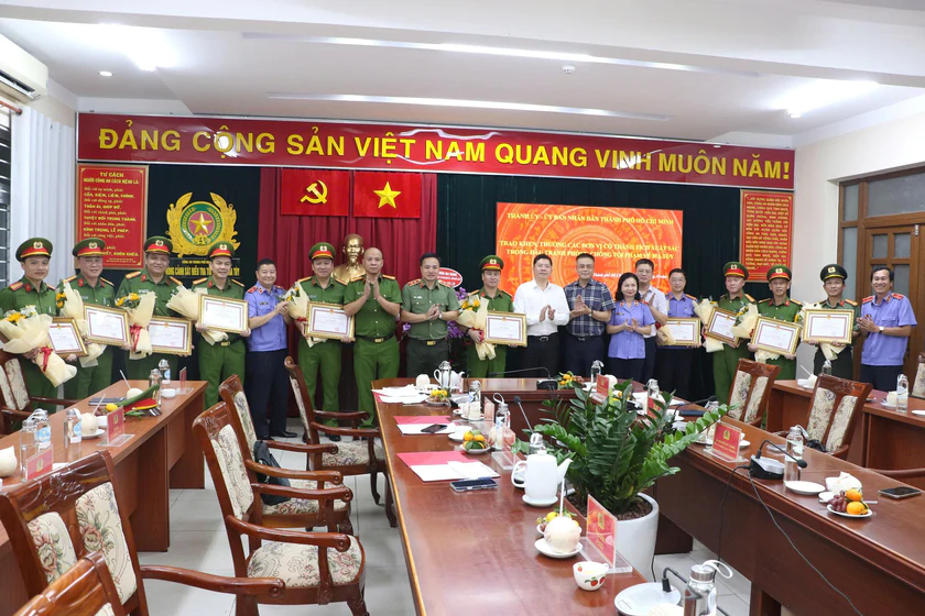 khen thưởng th&agrave;nh t&iacute;ch triệt ph&aacute; đường d&acirc;y ma t&uacute;y li&ecirc;n tỉnh, bắt giữ 151 đối tượng - Ảnh 1.