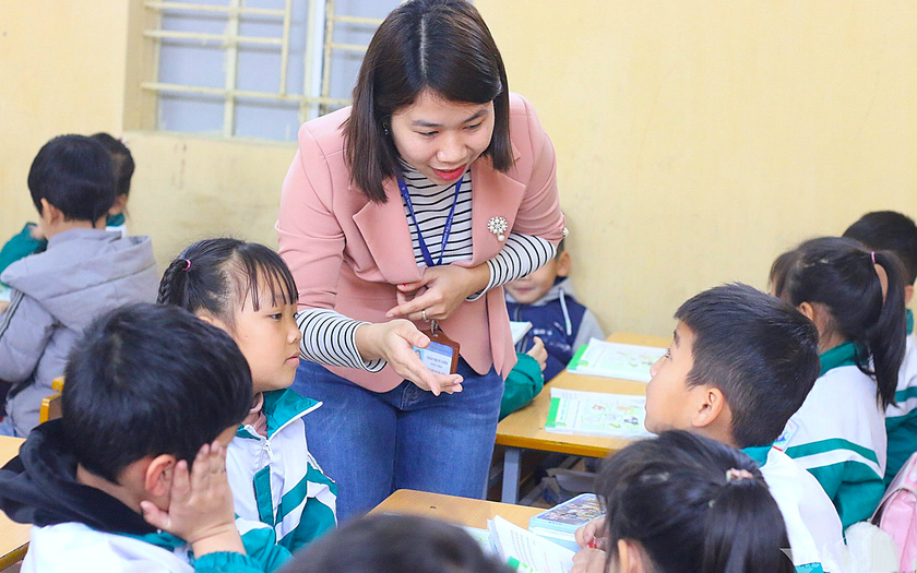 Bộ Giáo dục và Đào tạo dự kiến giáo viên làm việc 8 giờ mỗi ngày tại trường - Ảnh 1.