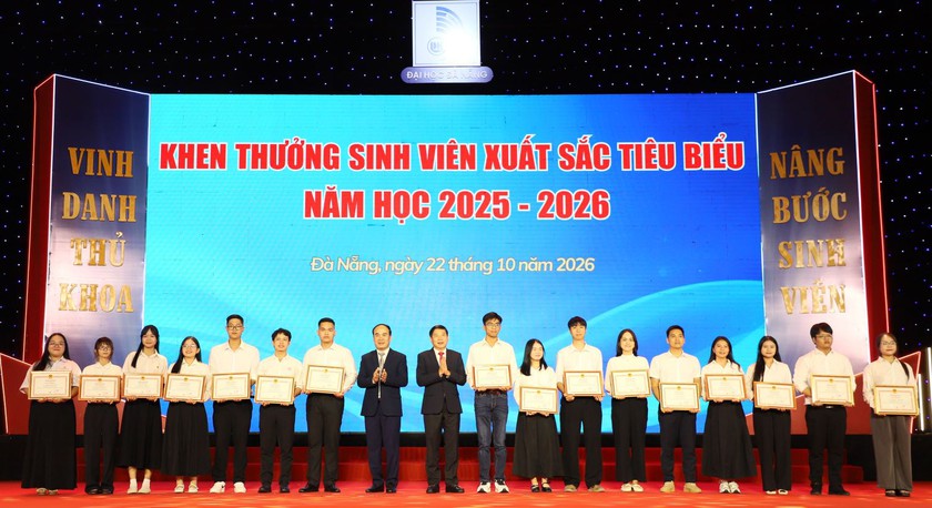 Đại học Đ&agrave; Nẵng 15 năm vinh danh thủ khoa, n&acirc;ng bước sinh vi&ecirc;n - Ảnh 4.