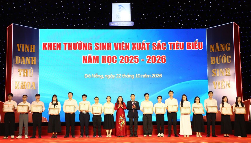 Đại học Đ&agrave; Nẵng 15 năm vinh danh thủ khoa, n&acirc;ng bước sinh vi&ecirc;n - Ảnh 1.