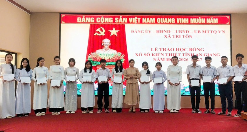 Hội Khuyến học x&atilde; Tri T&ocirc;n (An Giang) phối hợp trao 57 suất học bổng "Tiếp bước đến trường"  - Ảnh 4.