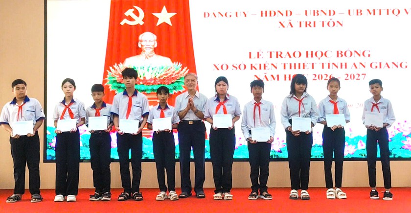 Hội Khuyến học x&atilde; Tri T&ocirc;n (An Giang) phối hợp trao 57 suất học bổng "Tiếp bước đến trường"  - Ảnh 1.