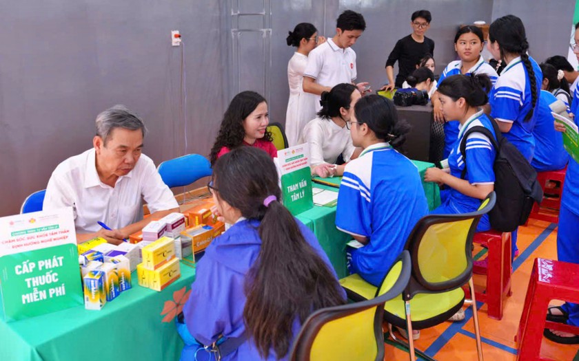 Trường Đại học Đ&ocirc;ng &Aacute; đồng h&agrave;nh chăm s&oacute;c sức khoẻ t&acirc;m thần cho hơn 20.000 học sinh THPT miền Trung - Ảnh 1.