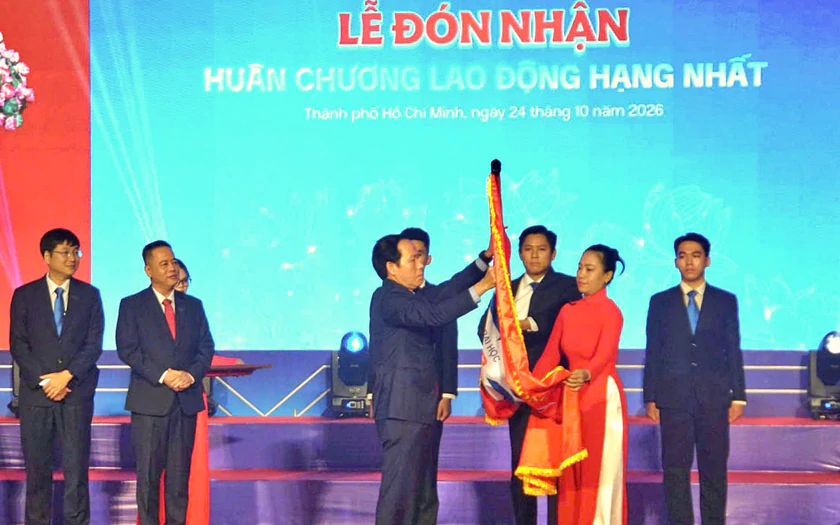 Trường Đại học Sư phạm Th&agrave;nh phố Hồ Ch&iacute; Minh nhận Hu&acirc;n chương Lao động hạng Nhất - Ảnh 3.