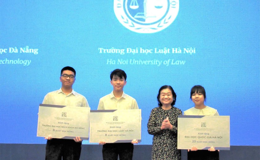 Trao 11,4 tỷ đồng học bổng Đinh Thiện L&yacute; - Ảnh 1.