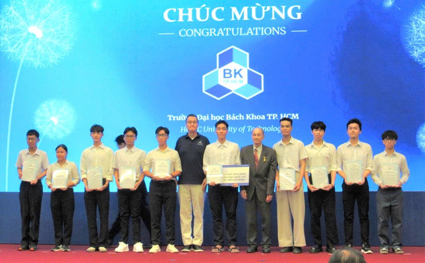 Trao 11,4 tỷ đồng học bổng Đinh Thiện L&yacute; - Ảnh 3.