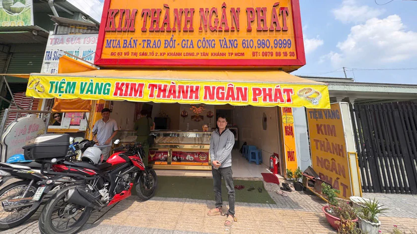 Chỉ sau 40 ph&uacute;t truy x&eacute;t, C&ocirc;ng an Th&agrave;nh phố Ch&iacute; Minh bắt giữ đối tượng d&ugrave;ng dao cướp tiệm v&agrave;ng - Ảnh 1.