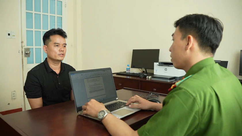 Chỉ sau 40 ph&uacute;t truy x&eacute;t, C&ocirc;ng an Th&agrave;nh phố Ch&iacute; Minh bắt giữ đối tượng d&ugrave;ng dao cướp tiệm v&agrave;ng - Ảnh 2.