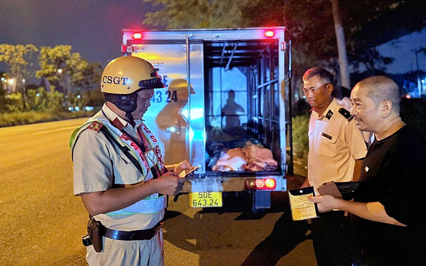 Lực lượng Cảnh sát giao (Công an Thành phố Hồ Chí Minh) phát hiện 3 ô tô chở thịt không có giấy kiểm dịch - Ảnh 2.