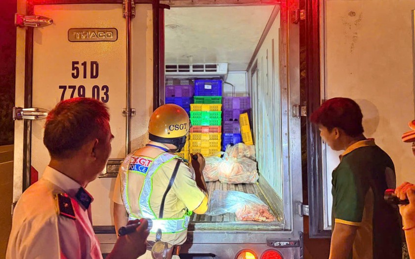 Lực lượng Cảnh sát giao (Công an Thành phố Hồ Chí Minh) phát hiện 3 ô tô chở thịt không có giấy kiểm dịch - Ảnh 1.
