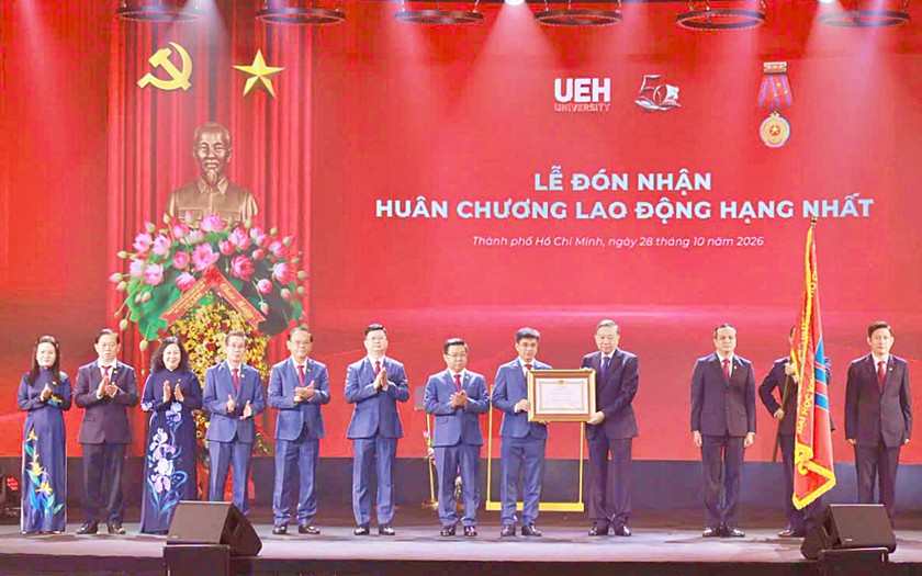 Tổng B&iacute; thư, Chủ tịch nước T&ocirc; L&acirc;m dự kỷ niệm 50 năm th&agrave;nh lập Đại học Kinh tế Th&agrave;nh phố Hồ Ch&iacute; Minh - Ảnh 4.