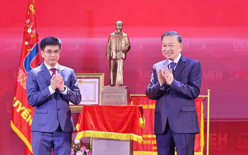Tổng B&iacute; thư, Chủ tịch nước T&ocirc; L&acirc;m dự kỷ niệm 50 năm th&agrave;nh lập Đại học Kinh tế Th&agrave;nh phố Hồ Ch&iacute; Minh - Ảnh 1.