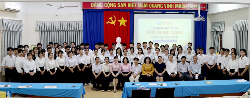 Hội Khuyến học tỉnh An Giang phối hợp trao 79 suất học bổng Xổ số kiến thiết cho sinh vi&ecirc;n vượt kh&oacute; - Ảnh 3.