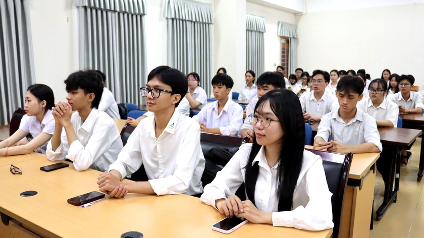 Hội Khuyến học tỉnh An Giang phối hợp trao 79 suất học bổng Xổ số kiến thiết cho sinh vi&ecirc;n vượt kh&oacute; - Ảnh 1.