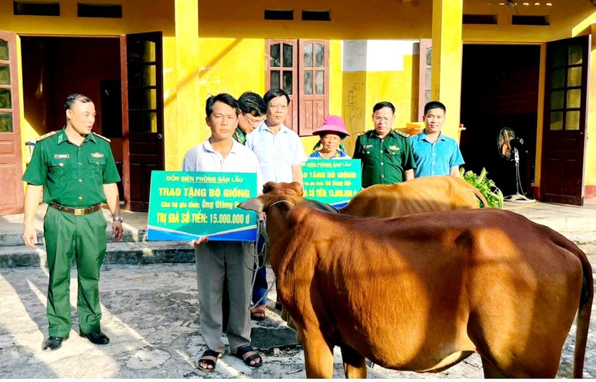 "Điểm tựa l&ograve;ng d&acirc;n" ở bi&ecirc;n giới Bản Lầu - Ảnh 1.