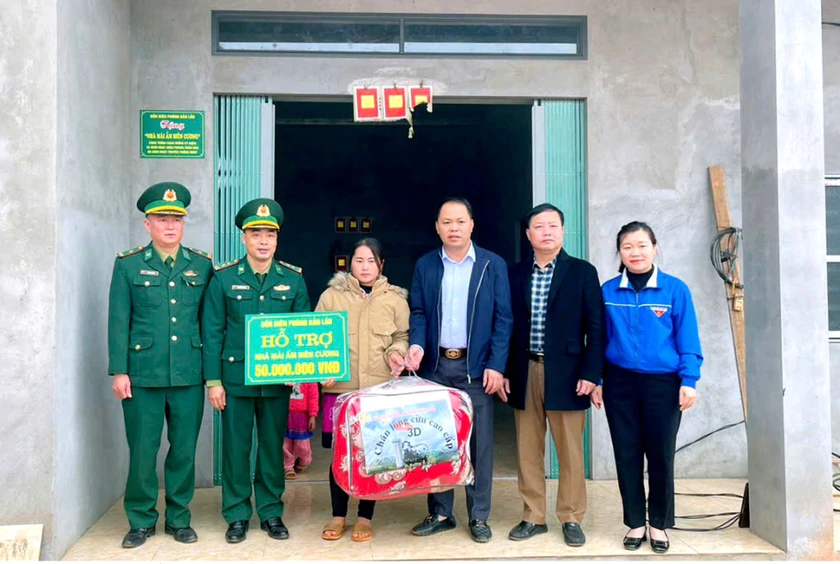 "Điểm tựa l&ograve;ng d&acirc;n" ở bi&ecirc;n giới Bản Lầu - Ảnh 3.