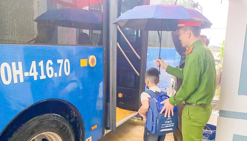 Nghệ An y&ecirc;u cầu xử l&iacute; nghi&ecirc;m h&agrave;nh vi cản trở người kh&aacute;c đưa học sinh đến trường - Ảnh 7.