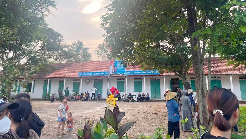 Nghệ An y&ecirc;u cầu xử l&iacute; nghi&ecirc;m h&agrave;nh vi cản trở người kh&aacute;c đưa học sinh đến trường - Ảnh 4.