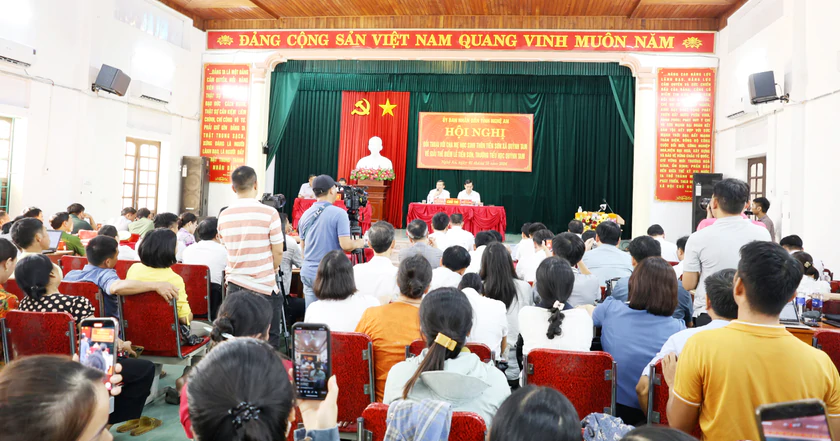 Nghệ An y&ecirc;u cầu xử l&iacute; nghi&ecirc;m h&agrave;nh vi cản trở người kh&aacute;c đưa học sinh đến trường - Ảnh 1.