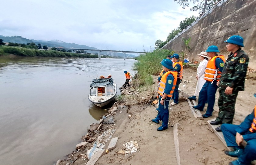 Chìm thuyền trên sông Hồng làm 1 kiểm lâm viên mất tích - Ảnh 3.