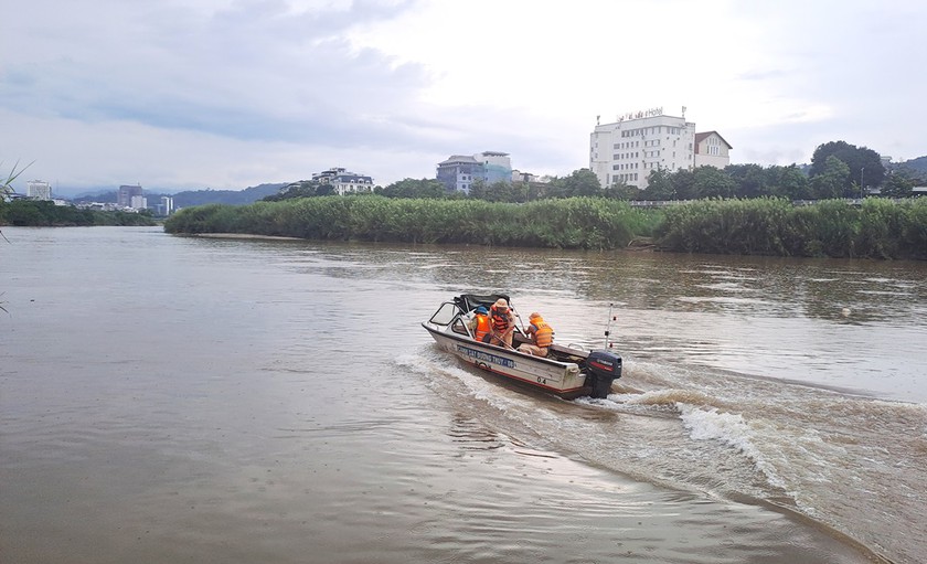 Chìm thuyền trên sông Hồng làm 1 kiểm lâm viên mất tích - Ảnh 1.