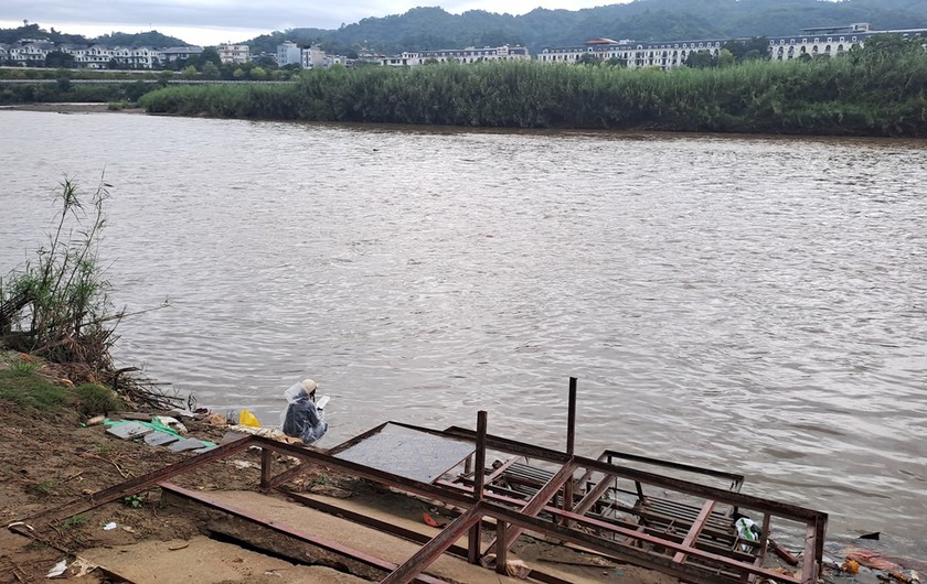 Chìm thuyền trên sông Hồng làm 1 kiểm lâm viên mất tích - Ảnh 2.